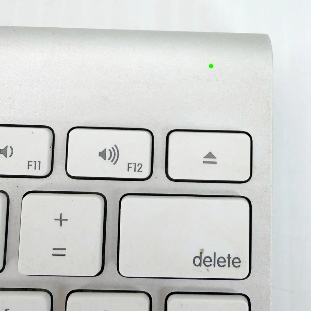 Genuine OEM Apple Wireless Bluetooth QWERTY White Keyboard